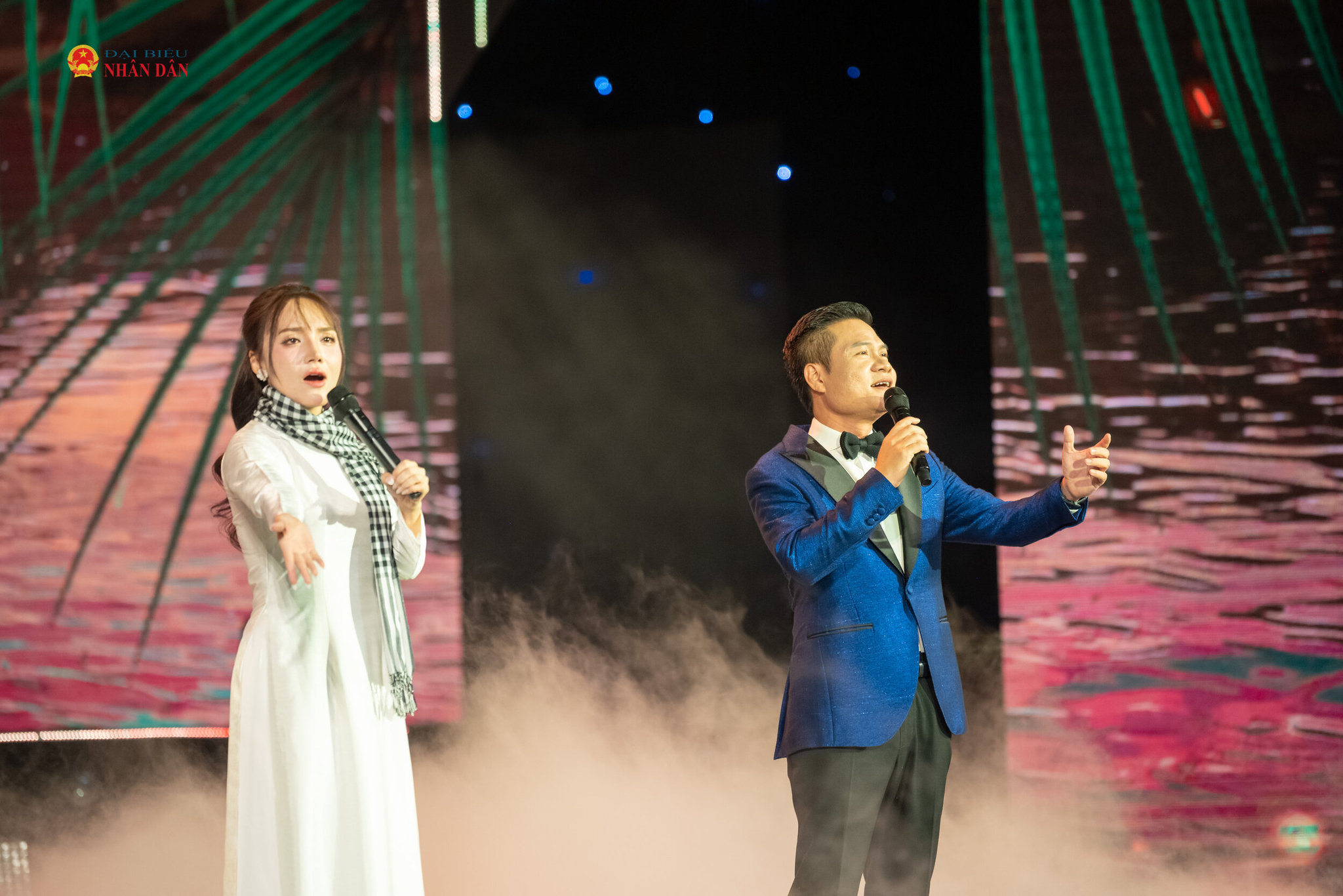 NSƯT Hoàng Tùng (phải) và Nhật Thủy thể hiện mashup ”Bài ca đất Phương Nam” và ”Những nẻo đường phù sa”