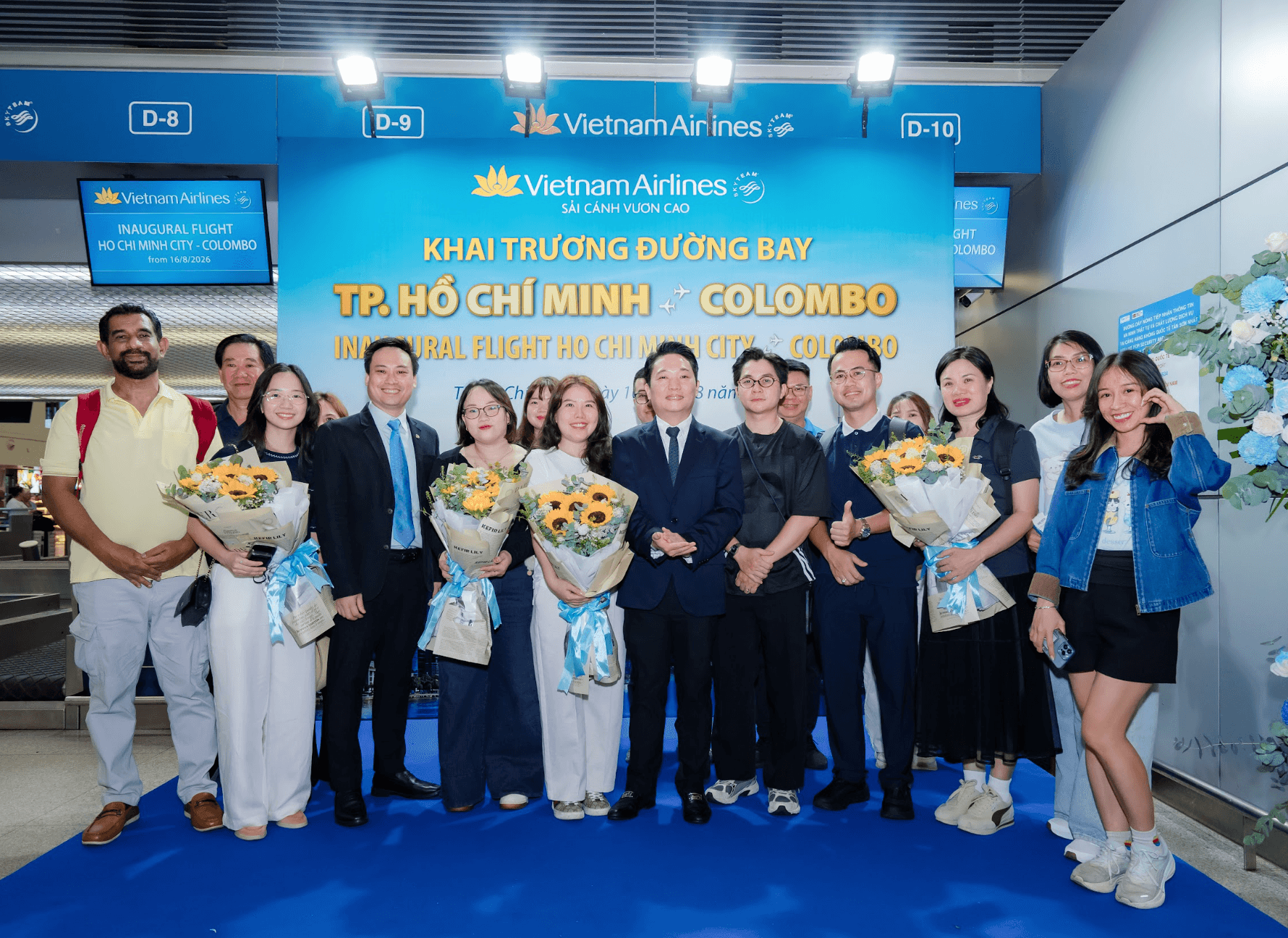 1. Đại diện của Vietnam Airlines cùng các lãnh đạo chụp ảnh cùng hành khách trong ngày khai trương đường bay TP.HCM - Colombo tại sân bay Tân Sơn Nhất