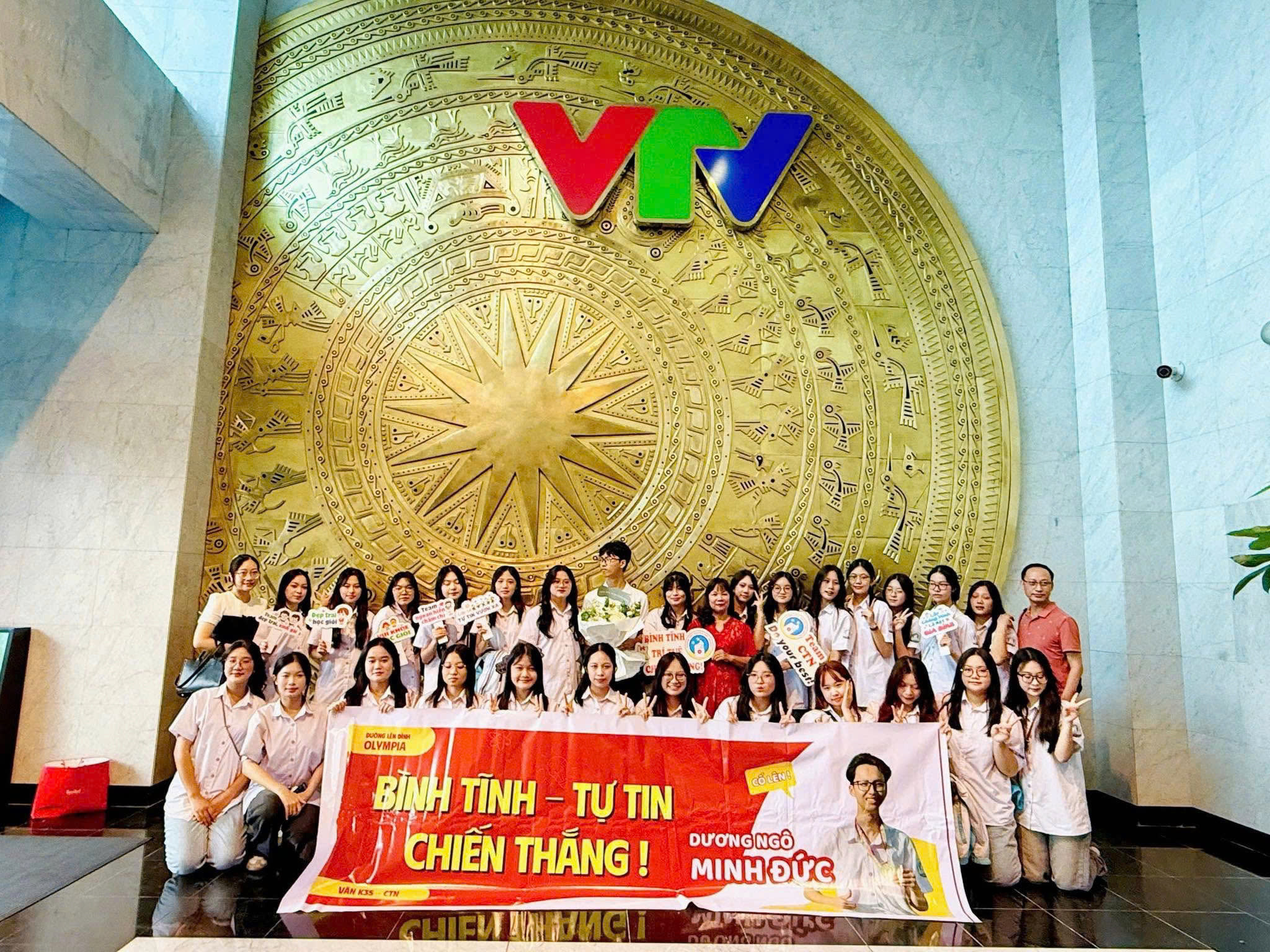 Bên cạnh gia đình, bạn bè thầy cô cũng luôn bên cạnh động viên Đức. Nam sinh là thí sinh đại diện trường THPT Chuyên Thái Nguyên tham dự chương trình Đường lên đỉnh Olympia năm thứ 25. Ảnh: NVCC