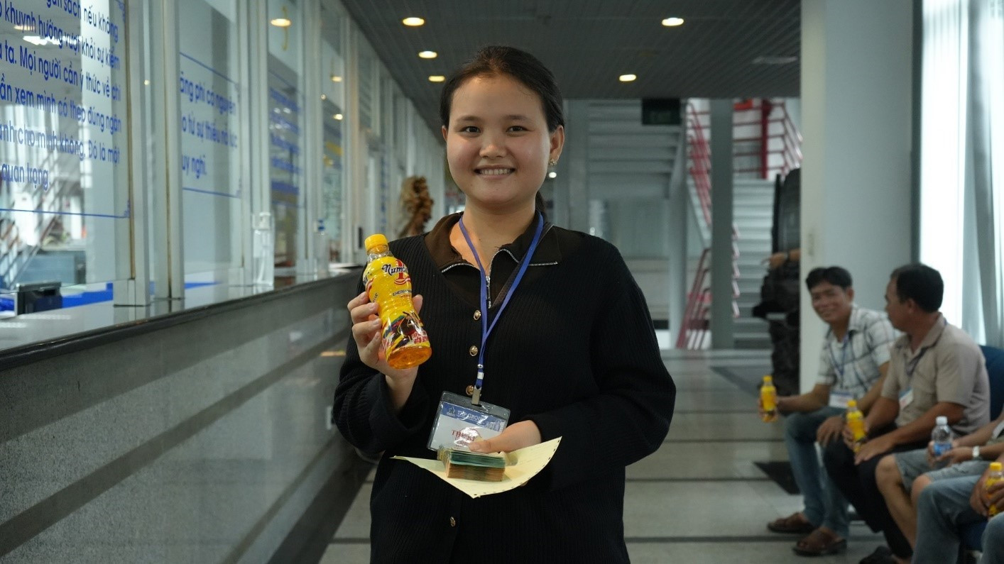 Niềm vui của chị Trang khi cùng gia đình vượt quãng đường hơn 300km để trực tiếp nhận giải thưởng trị giá 50 triệu đồng từ Nước tăng lực Number 1