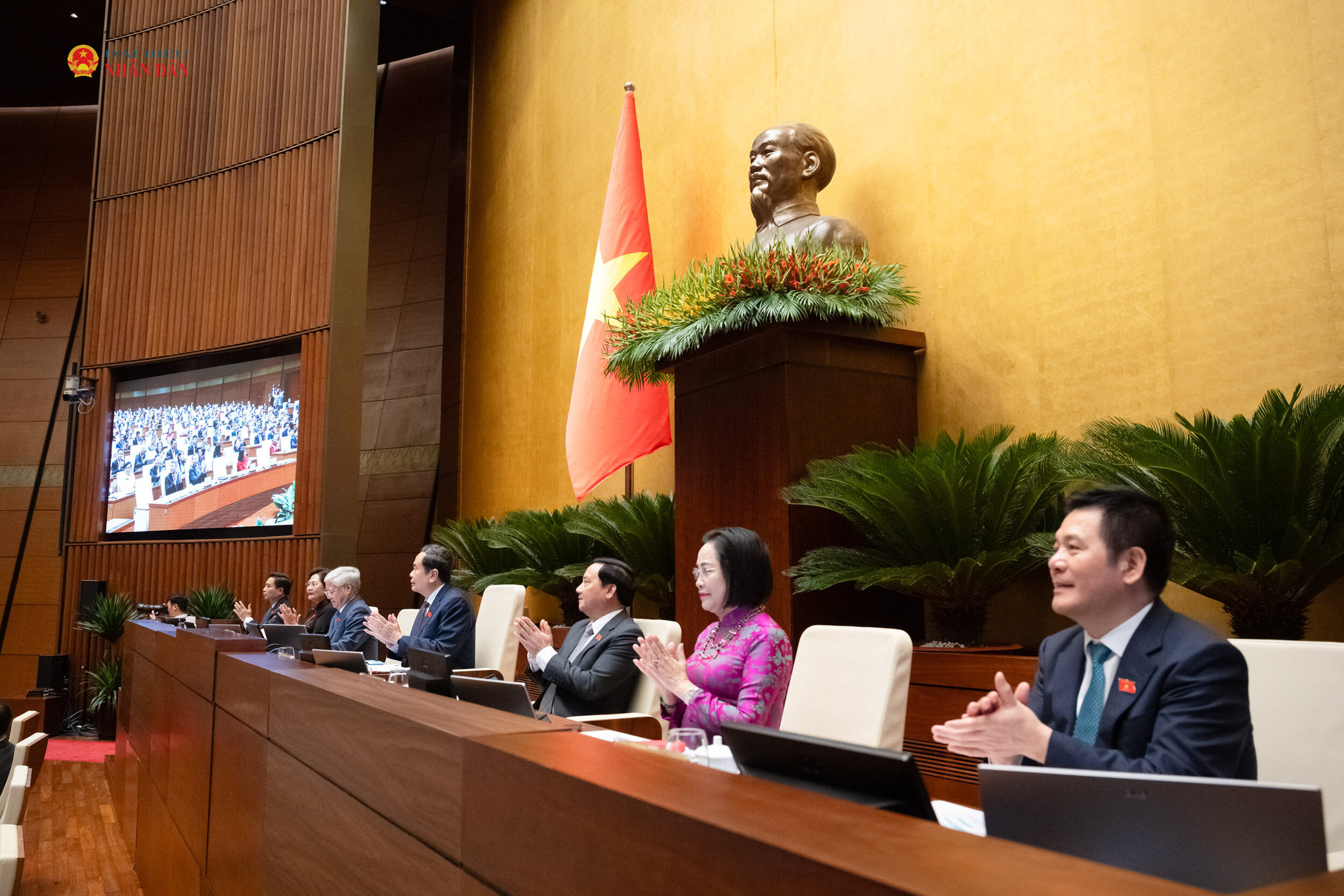 Chủ tịch Quốc hội Trần Thanh Mẫn, Phó Chủ tịch Thường trực Quốc hội Đỗ Văn Chiến và các Phó Chủ tịch Quốc hội: Nguyễn Khắc Định, Nguyễn Thị Thanh, Nguyễn Hồng Diên, Nguyễn Doãn Anh, Nguyễn Thị Hồng tại phiên bế mạc