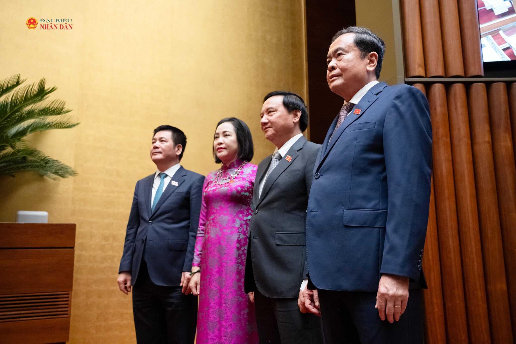 Chủ tịch Quốc hội Trần Thanh Mẫn và các Phó Chủ tịch Quốc hội: Nguyễn Khắc Định, Nguyễn Thị Thanh, Nguyễn Hồng Diên thực hiện nghi lễ chào cờ tại phiên bế mạc Kỳ họp không thường lệ thứ Nhất, Quốc hội Khóa XVI