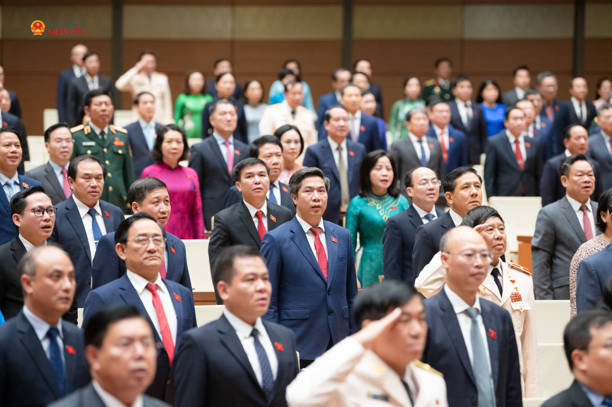 Các đại biểu Quốc hội thực hiện nghi lễ chào cờ tại phiên bế mạc Kỳ họp không thường lệ thứ Nhất, Quốc hội Khóa XVI
