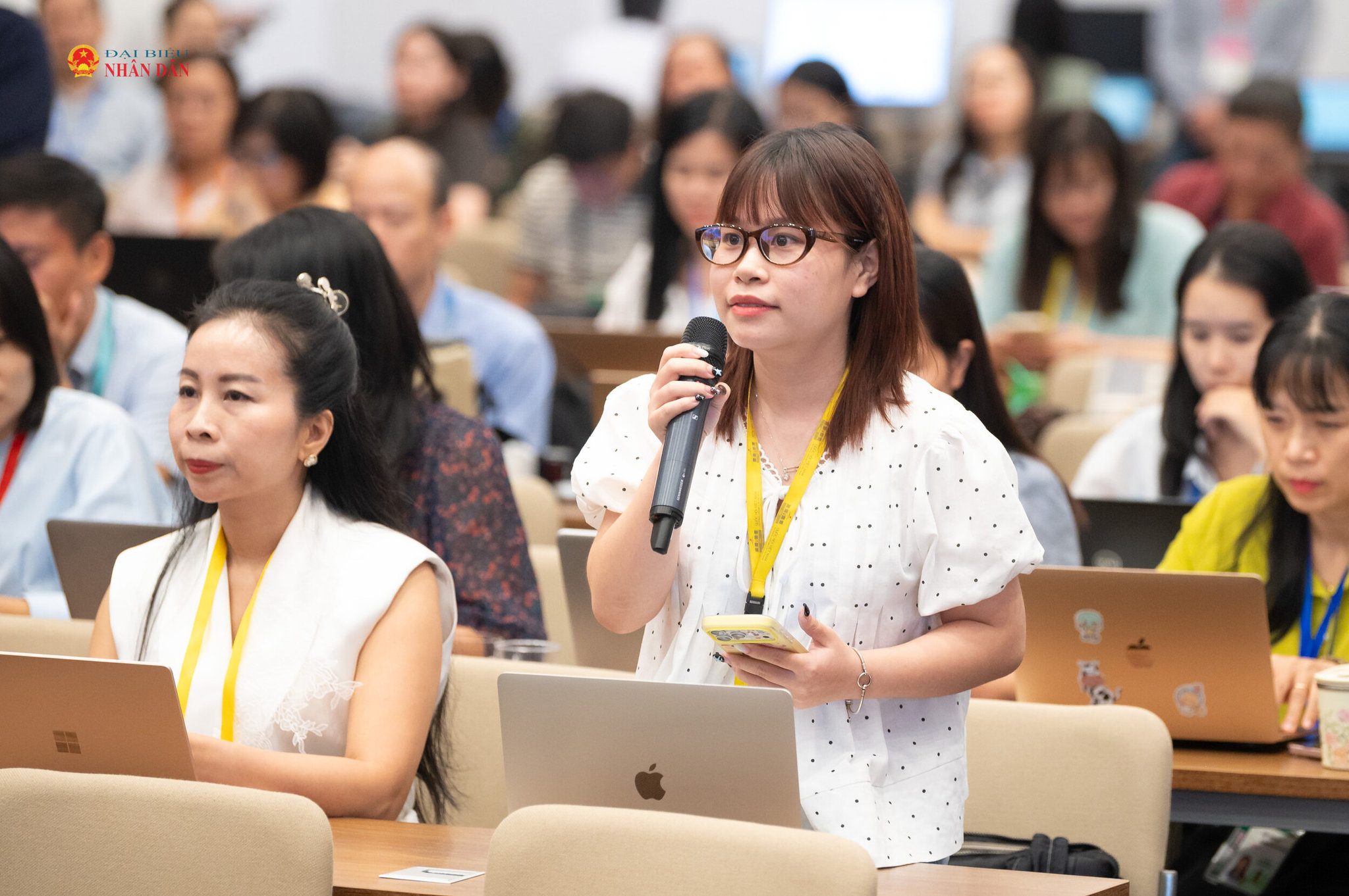 Phóng viên đặt câu hỏi tại Họp báo
