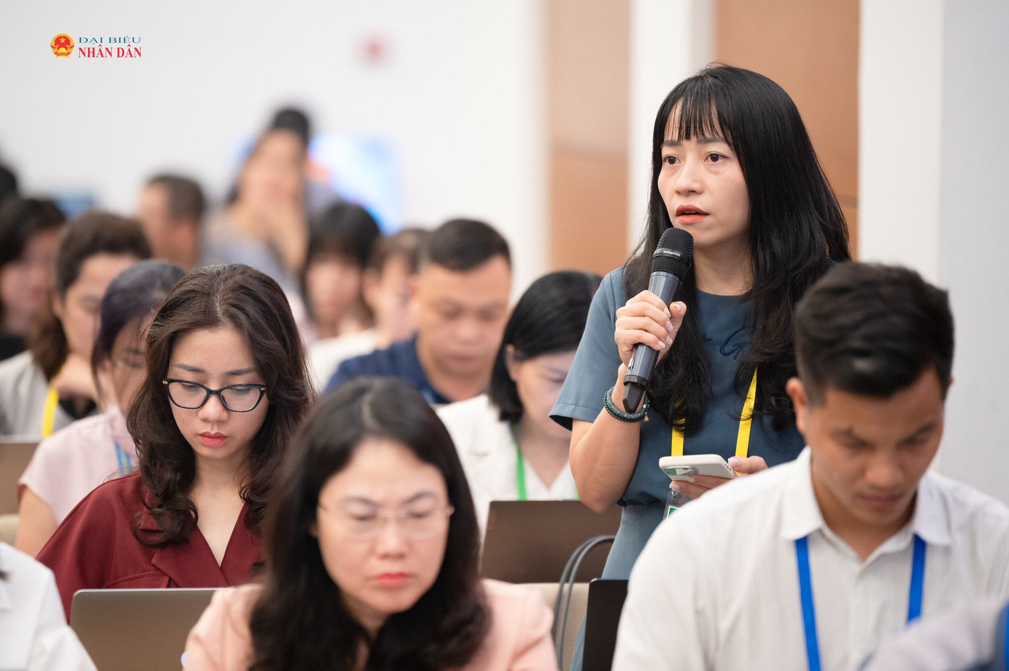 Phóng viên đặt câu hỏi tại Họp báo