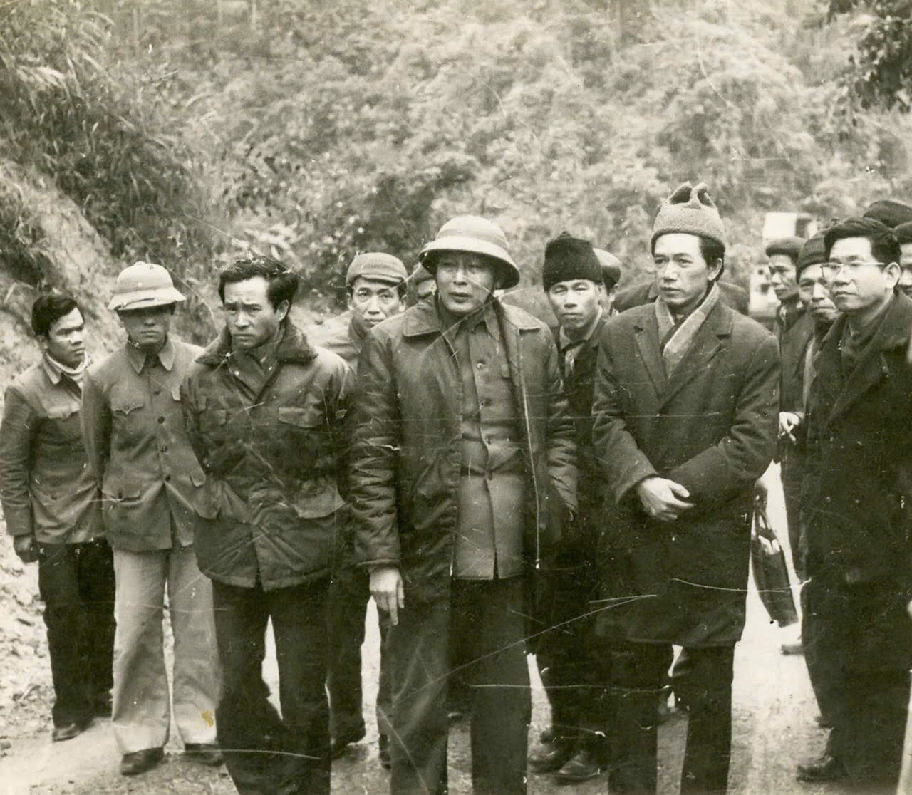 Phó Chủ tịch Hội đồng Bộ trưởng, Bộ trưởng Bộ Giao thông vận tải Đồng Sỹ Nguyên (đội mũ cối, đứng giữa) và Thứ trưởng Bùi Danh Lưu (thứ 3 từ trái qua) trong chuyến đi khảo sát đường biên giới phía Bắc, tháng 12/1982. Nguồn: Ảnh tư liệu do gia đình Bộ trưởng Đồng Sỹ Nguyên và Bộ trưởng Bùi Danh Lưu…