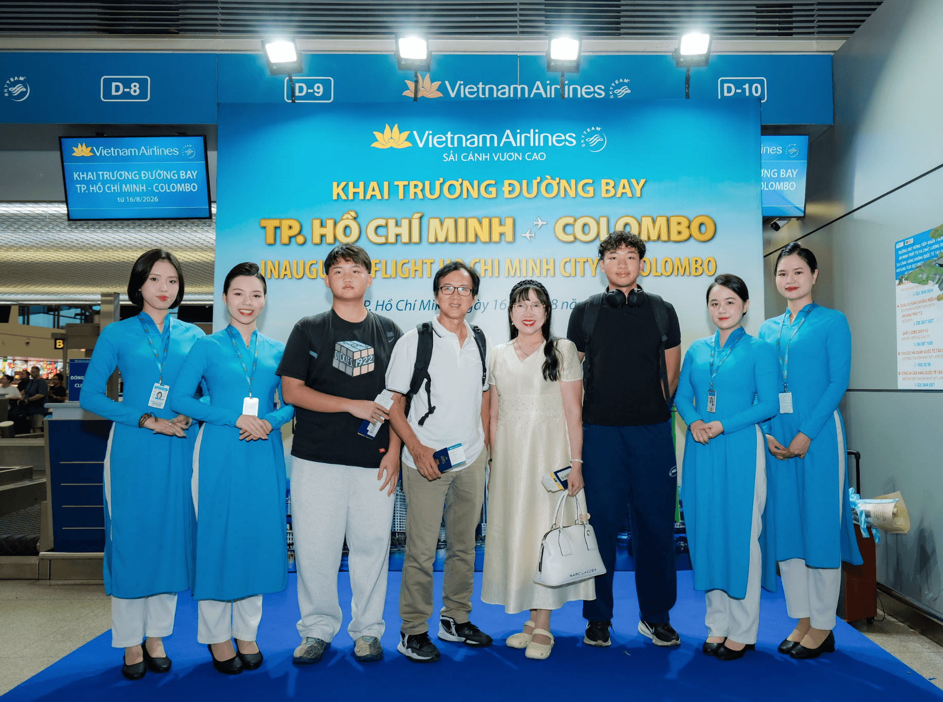 3. Hành khách chụp ảnh lưu niệm tại lễ khai trương đường bay TP.HCM - Colombo