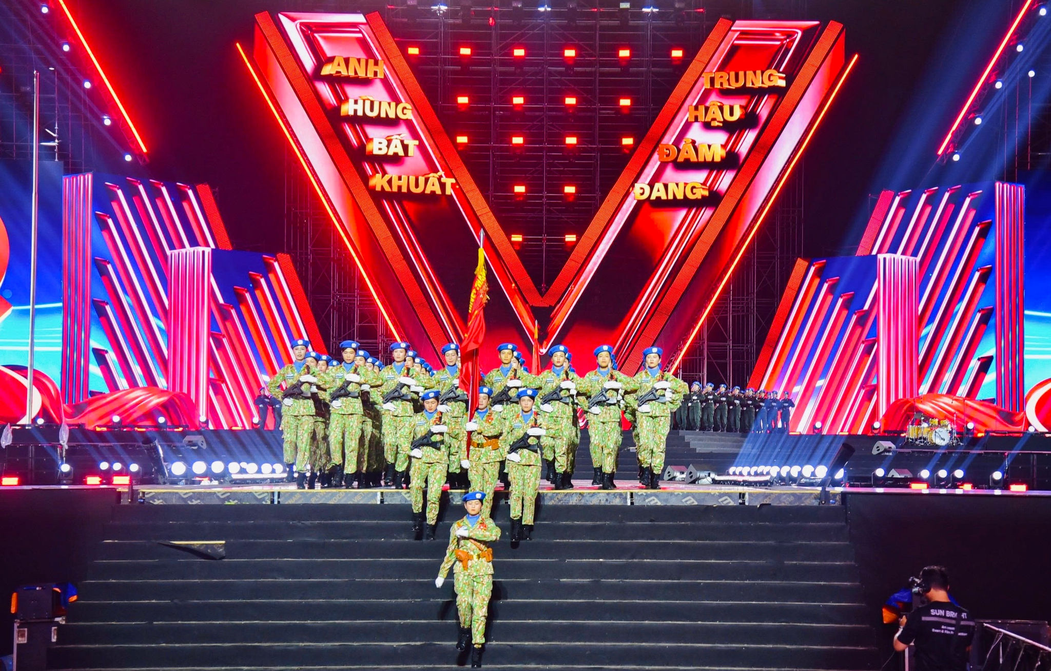 Hàng chục nghìn khán giả đội mưa xem concert “Tổ quốc trong tim”