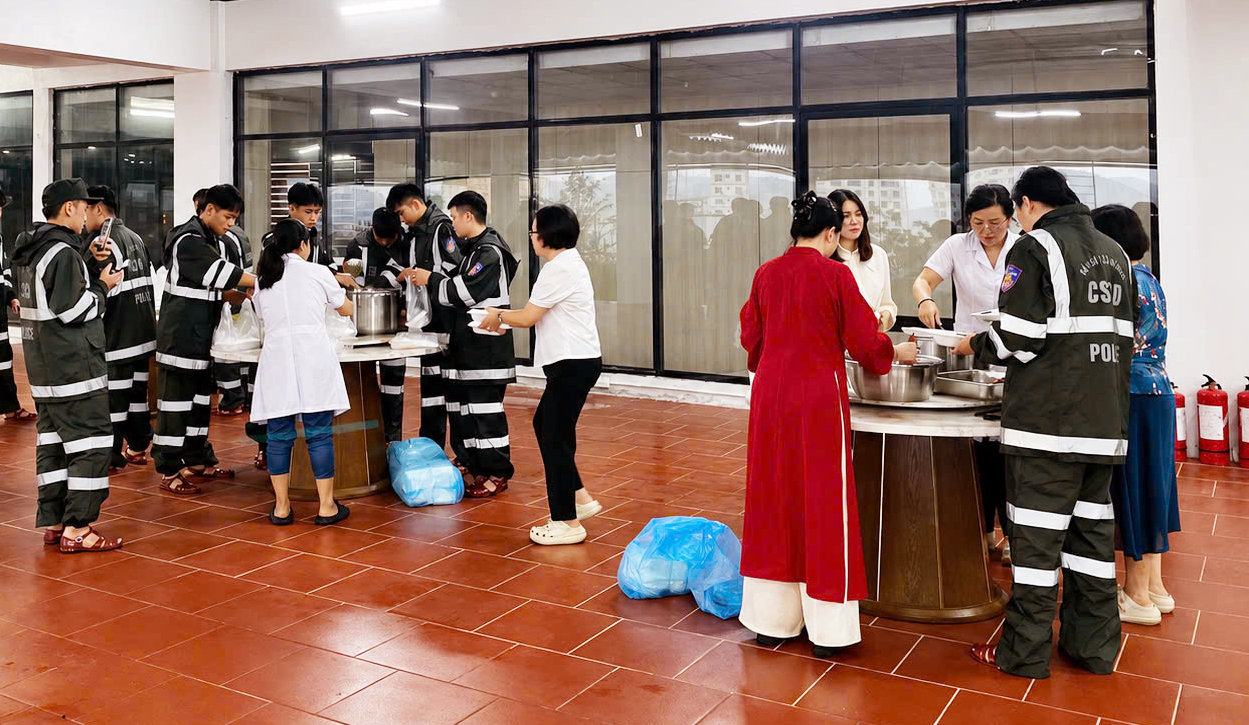 Phòng Cảnh sát cơ động, Công an tỉnh phối hợp với Phòng khám Đa khoa quốc tế Lạng Sơn tổ chức hỗ trợ các suất cơm cho người dân tại một số khu vực bị ngập, chia cắt trên địa bàn phường Lương Văn Tri
