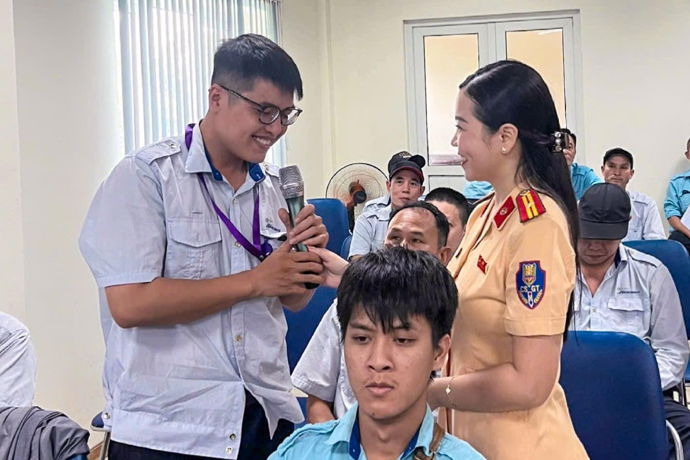 Đội ngũ lái xe trao đổi, thảo luận tại hội nghị.