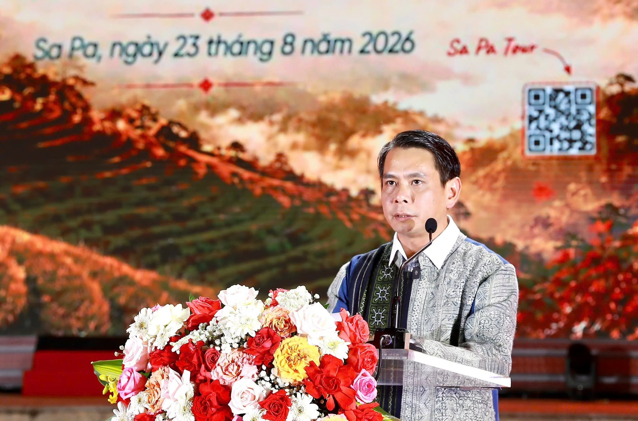 Phó Chủ tịch Thường trực UBND phường Sa Pa Đặng Việt Dũng phát biểu khai mạc