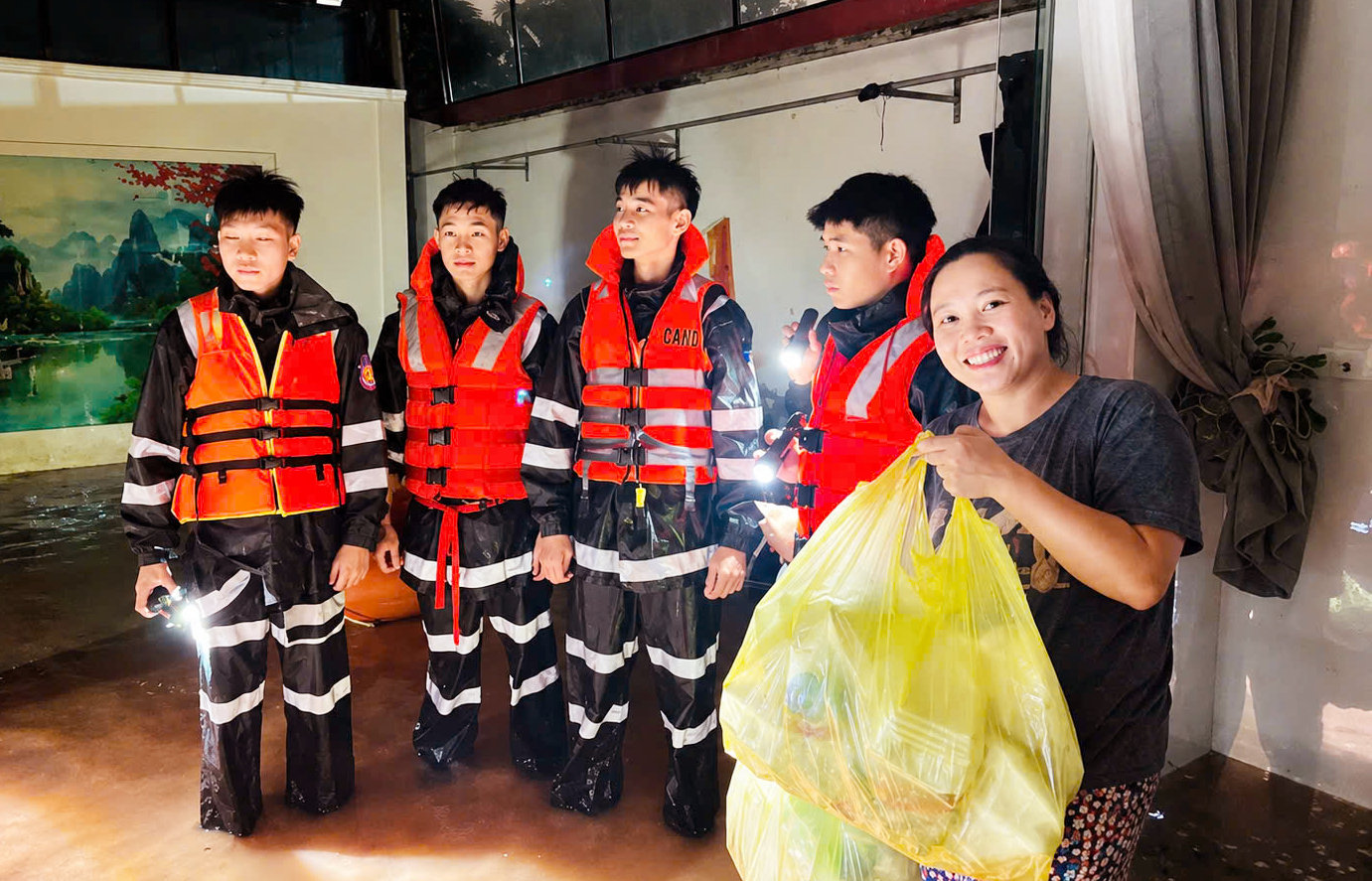 Chị Mai Hương (phường Lương Văn Tri) xúc động nhận quà và cơm từ các chiến sĩ. Ảnh nhân vật cung cấp