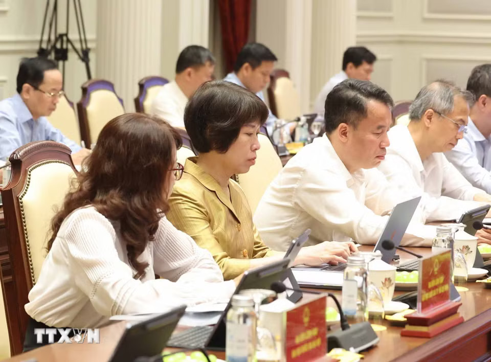 Các đại biểu tham dự cuộc làm việc