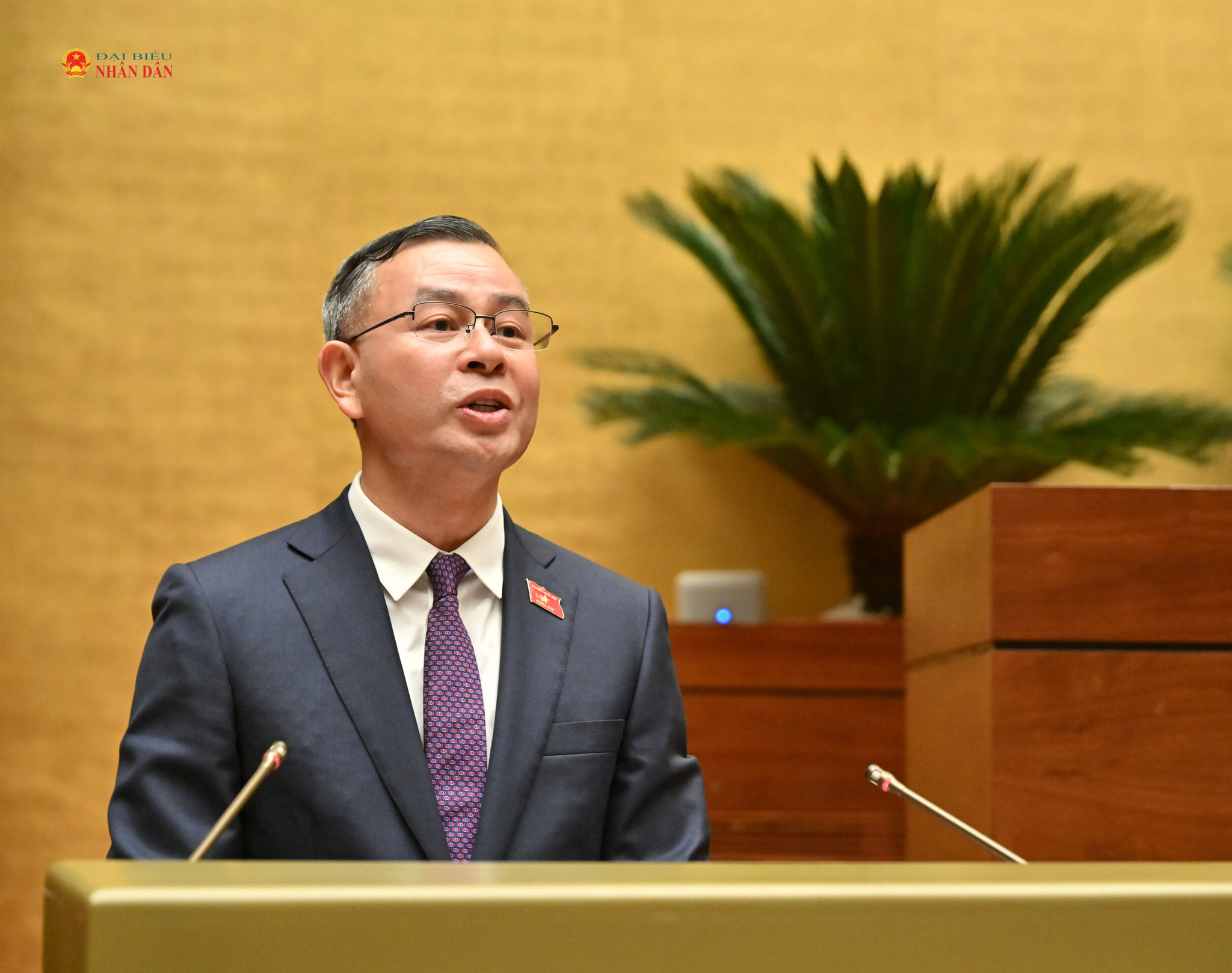 Bộ trưởng Bộ Tài chính Ngô Văn Tuấn trình bày Báo cáo giải trình, tiếp thu, chỉnh lý dự thảo Nghị quyết của Quốc hội về việc tách Dự án điện hạt nhân Ninh Thuận thành các dự án độc lập. Ảnh: Quang Khánh.