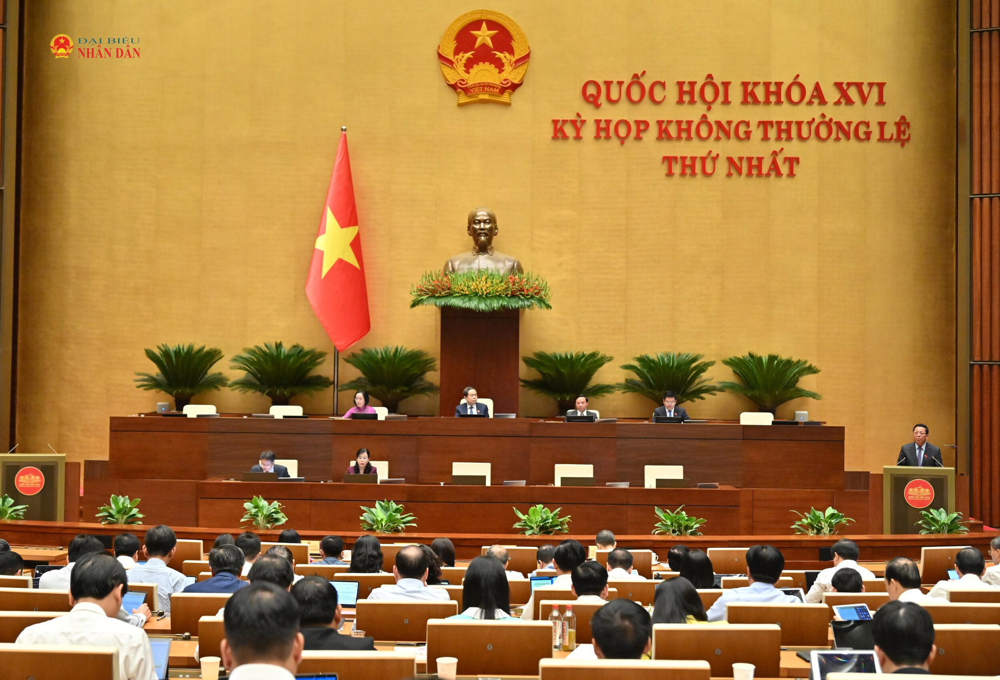 Bộ trưởng Bộ Xây dựng Trần Hồng Minh trình bày Báo cáo Tiếp thu, giải trình về dự án Luật