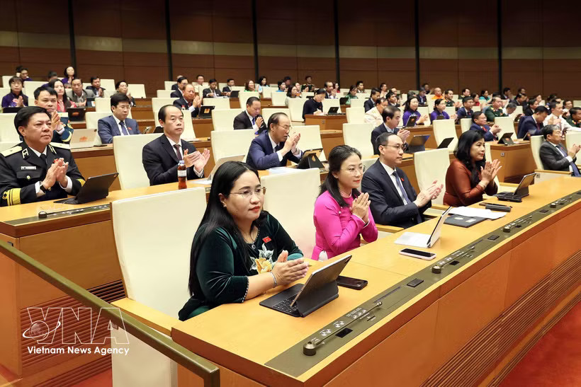 The 16th National Assembly on August 24 approve a resolution reducing personal and corporate income taxes for individuals, business households and enterprises. (Photo: VNA)