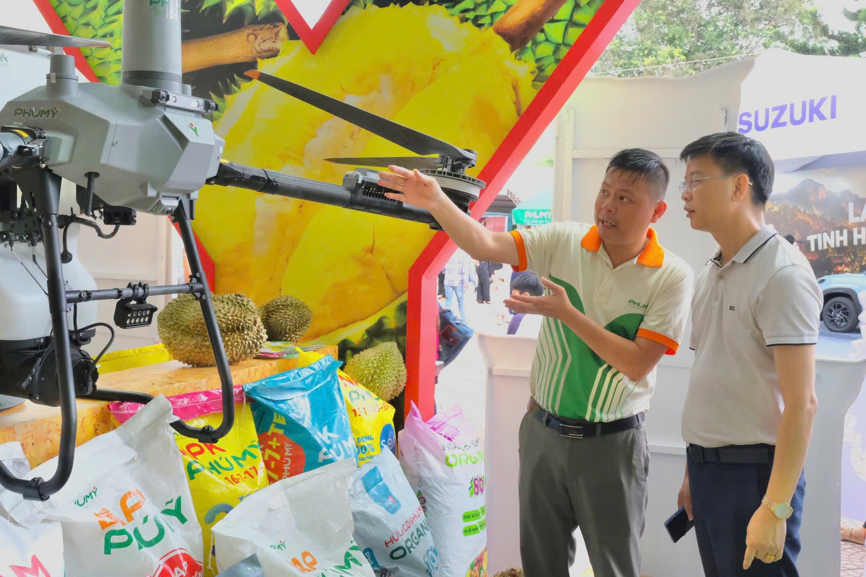 Các cán bộ Phú Mỹ tư vấn nhiệt tình khách đến thăm quan (2)