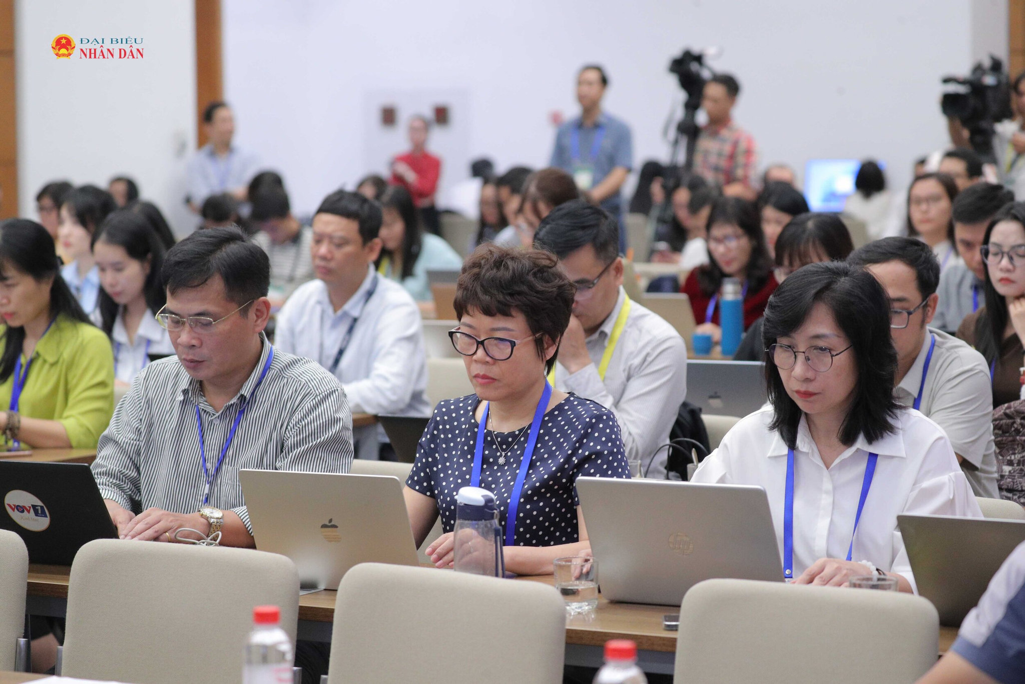 Các phóng viên, nhà báo tham dự Họp báo