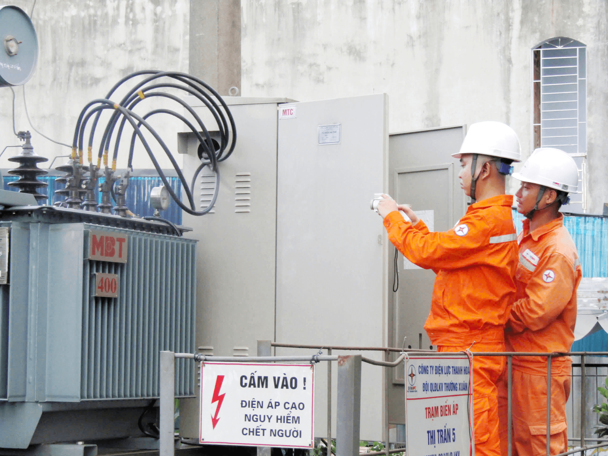 Các đơn vị trực thuộc EVNNPC tăng cường kiểm tra lưới điện, thiết bị và hành lang tuyến, chủ động xử lý các khiếm khuyết trước kỳ nghỉ lễ. Ảnh NPC