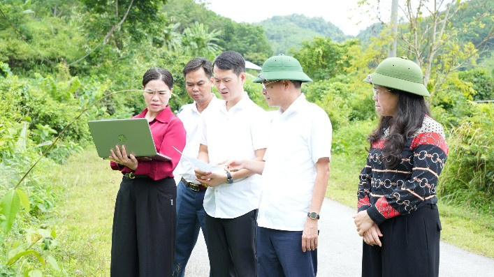 Đoàn khảo sát thực tế tại thửa đất chuyển đổi mục đích sử dụng đất.