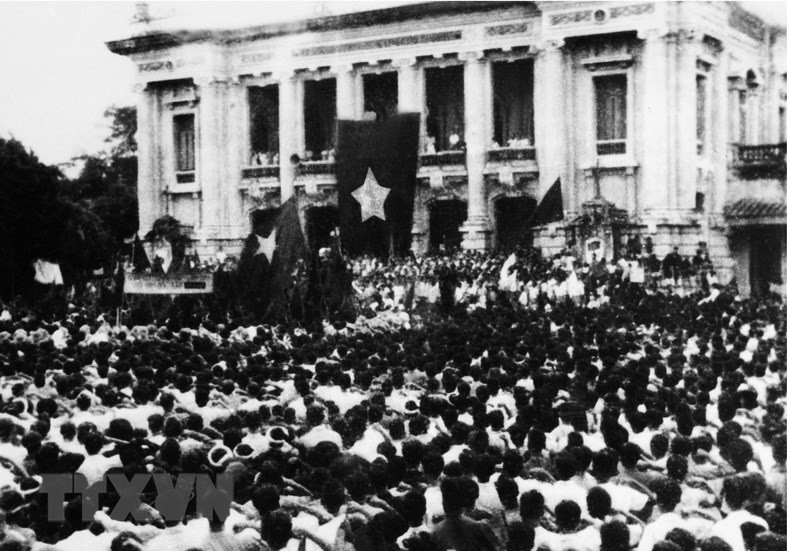 Sáng 19.8.1945, hàng chục vạn người dân ở Hà Nội và các tỉnh lân cận theo các ngả đường kéo về quảng trường Nhà hát Lớn Hà Nội dự míttinh, hưởng ứng cuộc Tổng khởi nghĩa giành chính quyền. Ảnh Tư liệu TTXVN