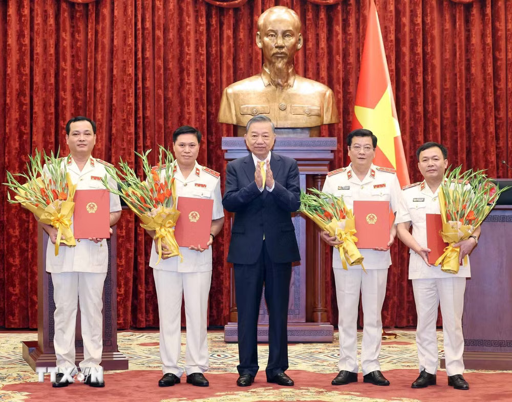 Tổng Bí thư, Chủ tịch nước Tô Lâm trao Quyết định bổ nhiệm chức danh Kiểm sát viên Viện Kiểm sát nhân dân tối cao. (