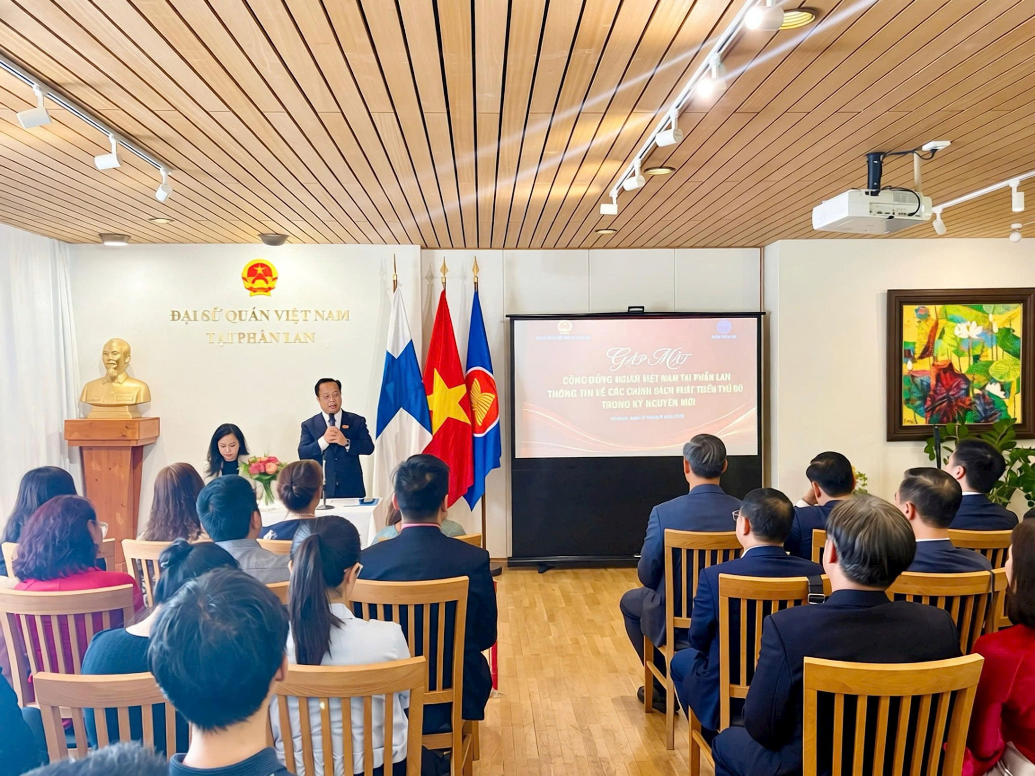 Phó Chủ tịch Thường trực HĐND thành phố Hà Nội Trần Thế Cương phát biểu tại chuyến thăm, làm việc tại Đại sứ quán Việt Nam tại Phần Lan