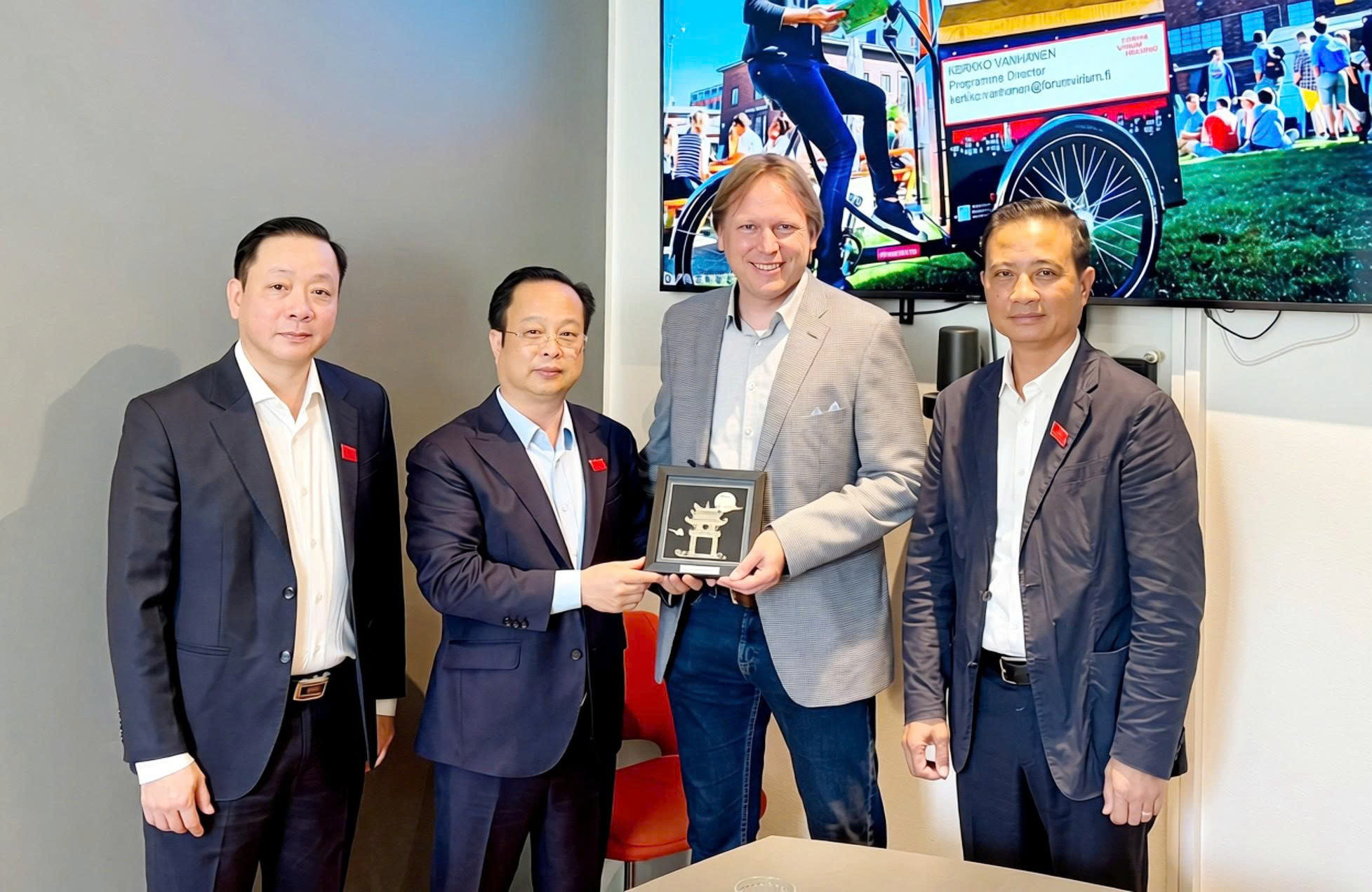 Lãnh đạo HĐND thành phố Hà Nội tặng quà lưu niệm Tổ chức đổi mới sáng tạo Forum Virium Helsinki