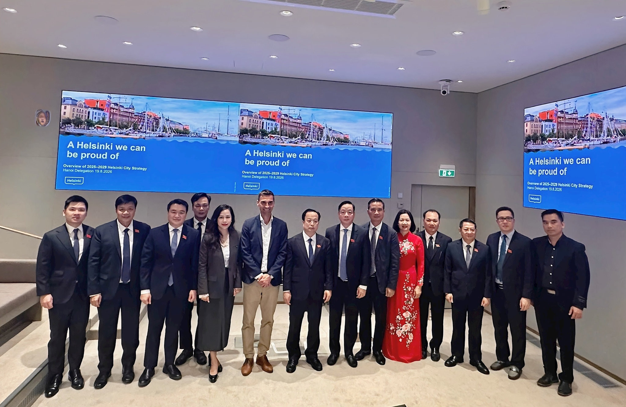 Đoàn công tác thành phố Hà Nội chụp ảnh lưu niệm với lãnh đạo chính quyền Thủ đô Helsinki
