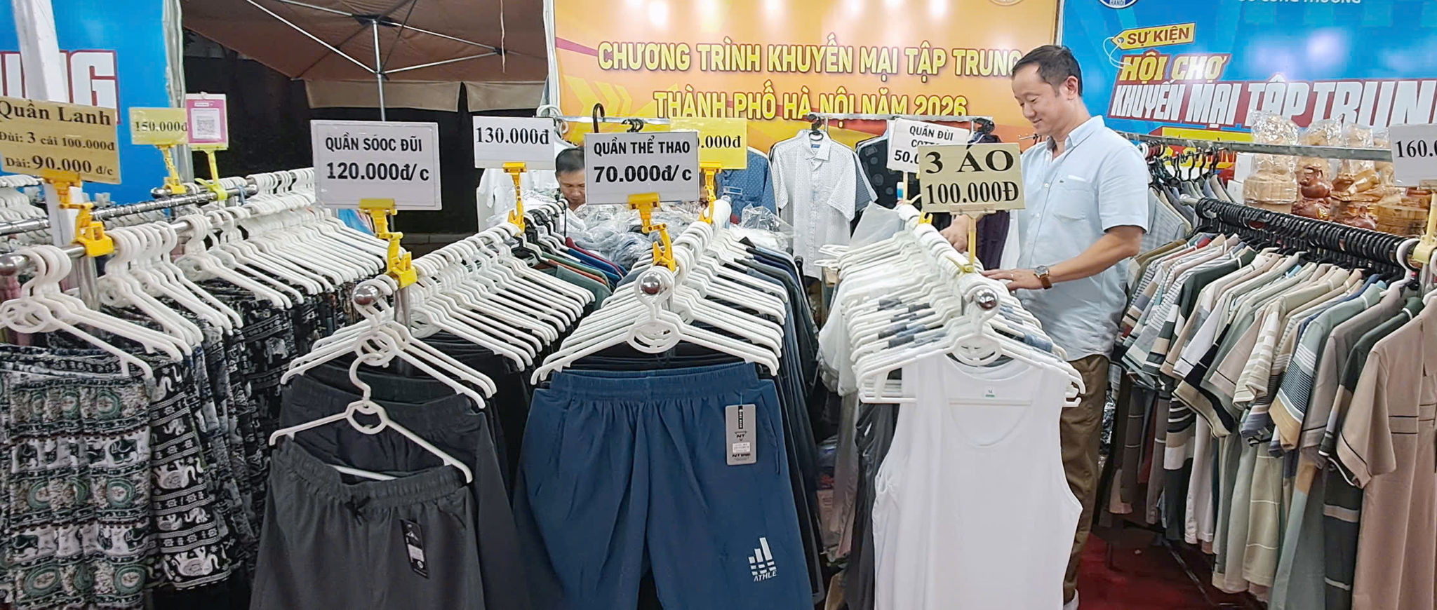 Người tiêu dùng mua hàng giảm giá tại Chương trình khuyến mãi tập trung thành phố Hà Nội 2026