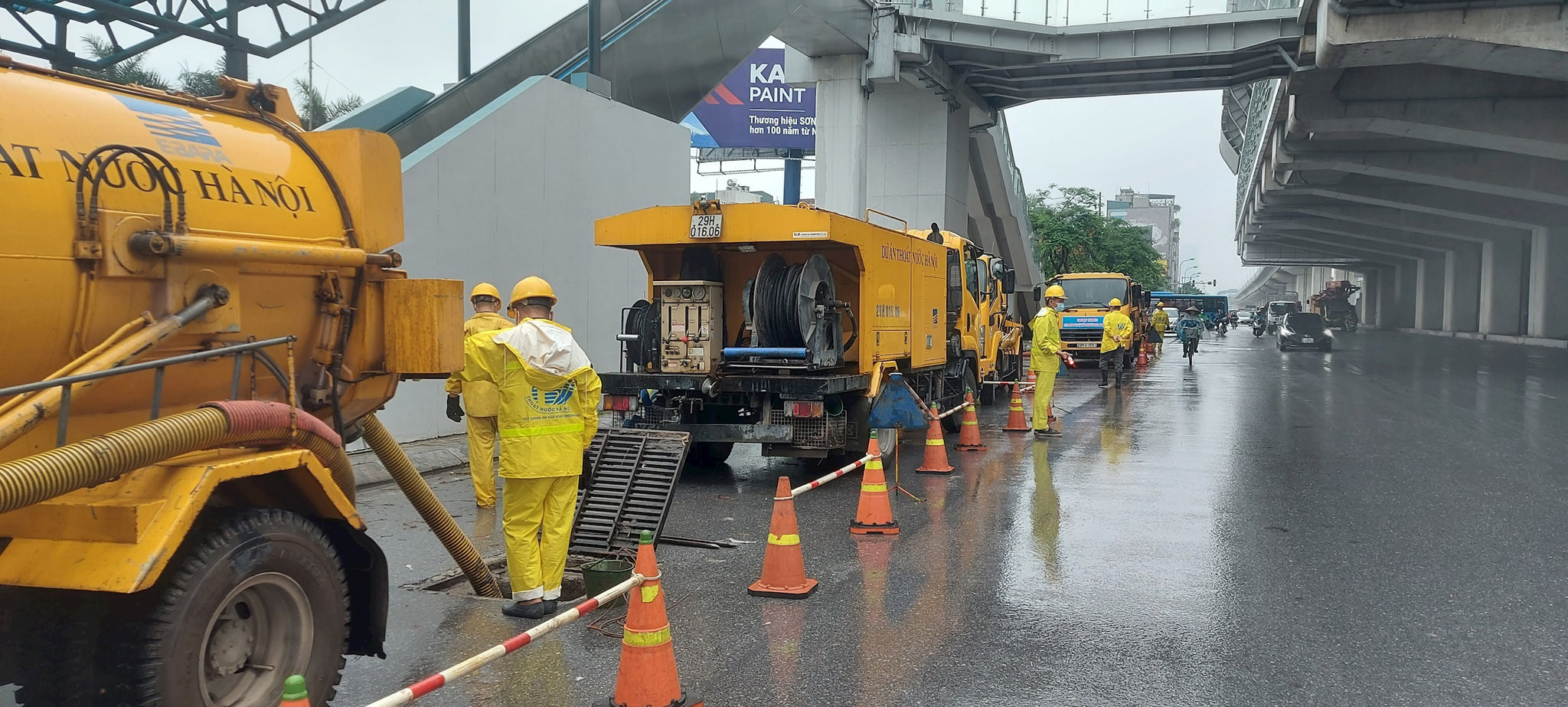 Công nhân Công ty TNHH một thành viên Thoát nước Hà Nội khơi thông hệ thống tiêu thoát nước trước các trận mưa lớn. Ảnh: Kim Nhue