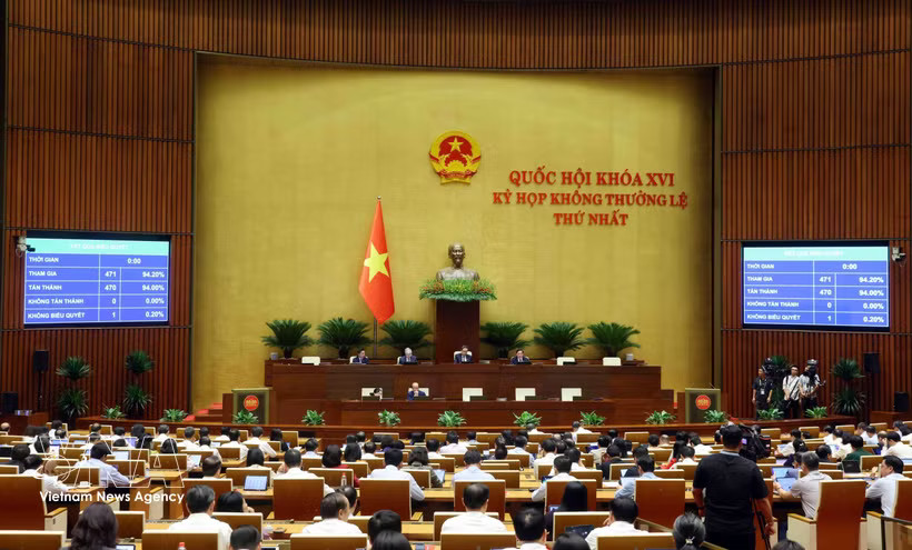 National Assembly deputies vote and pass the Law amending and supplementing a number of articles of the Law on State Compensation Liability. (Photo: VNA)