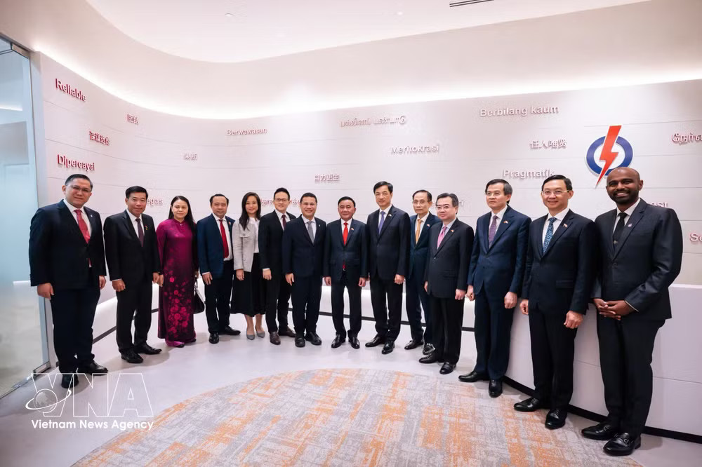 Vietnamese and Singaporean officials at the meeting on August 24 (Photo: VNA) vnanet-r.jpg