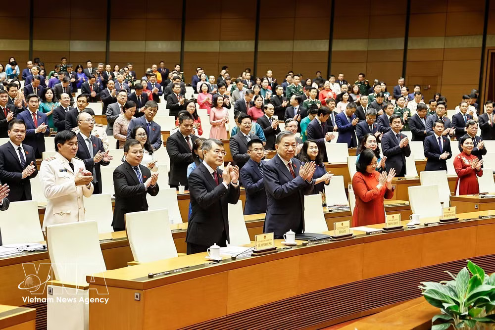 NA deputies and officials at the closing sitting (Photo: VNA) vnanet-l.jpg