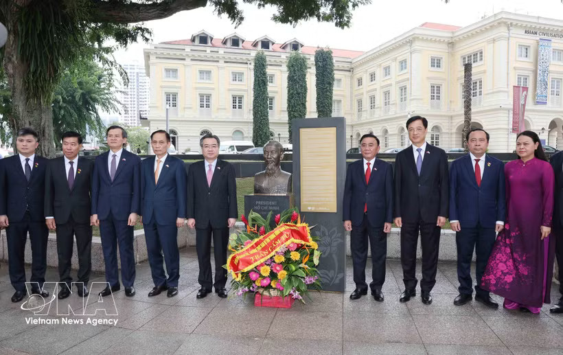 Politburo member and Standing member of the Communist Party of Vietnam (CPV) Central Committee’s Secretariat Tran Cam Tu (4th from right) and the high-ranking CPV delegation in a group photo next to the statue and memorial plaque dedicated to President Ho Chi Minh within the campus of the Asian Civilisations Museum in Singapore on August 24, 2026. (Photo: VNA)