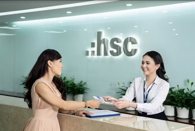 Customer at an office of Ho Chi Minh City Securities. ( Photo tinnhanhchungkhoan.vn)