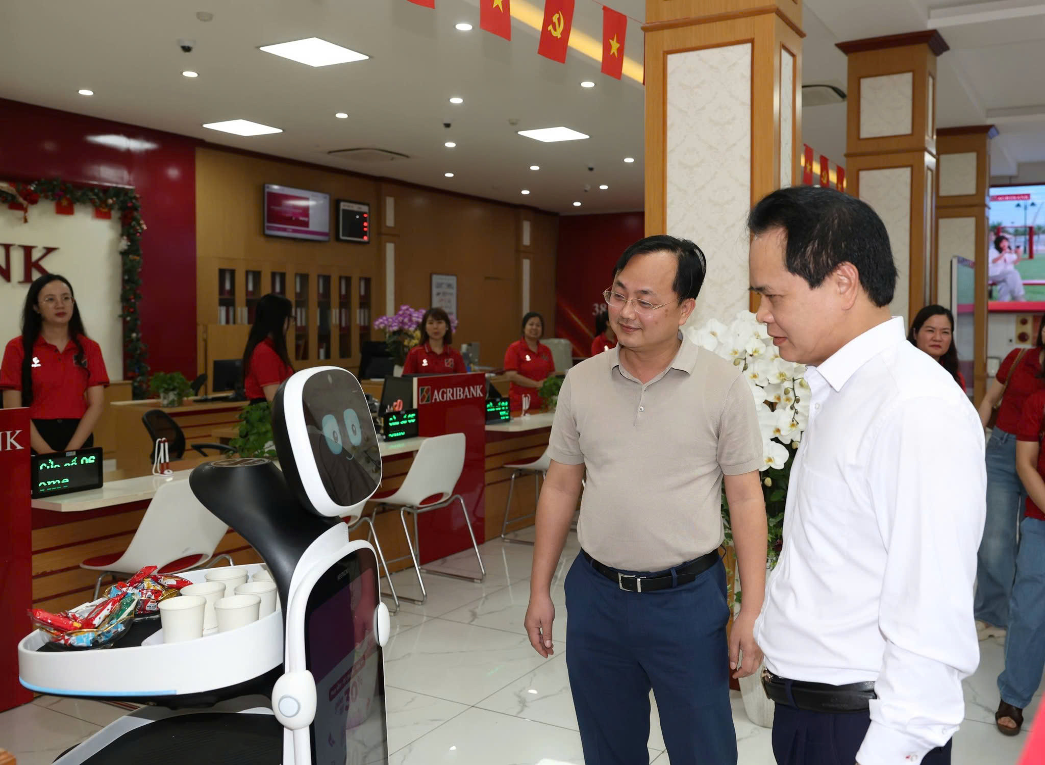 Robot dịch vụ do Naiscorp Robotics phát triển, đang được triển khai tại ngân hàng Agribank