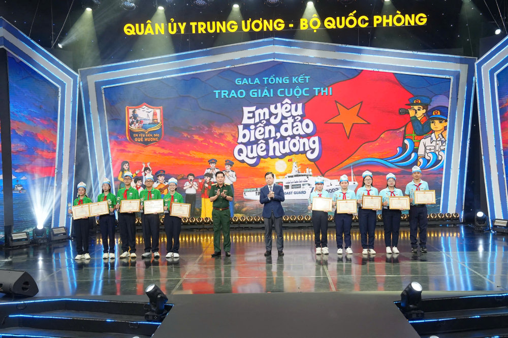 Tổng Giám đốc VTV Nguyễn Thanh Lâm và Thượng tướng Nguyễn Văn Gấu trao giải Nhì cho đội Sóng Biển và Biển Xanh.