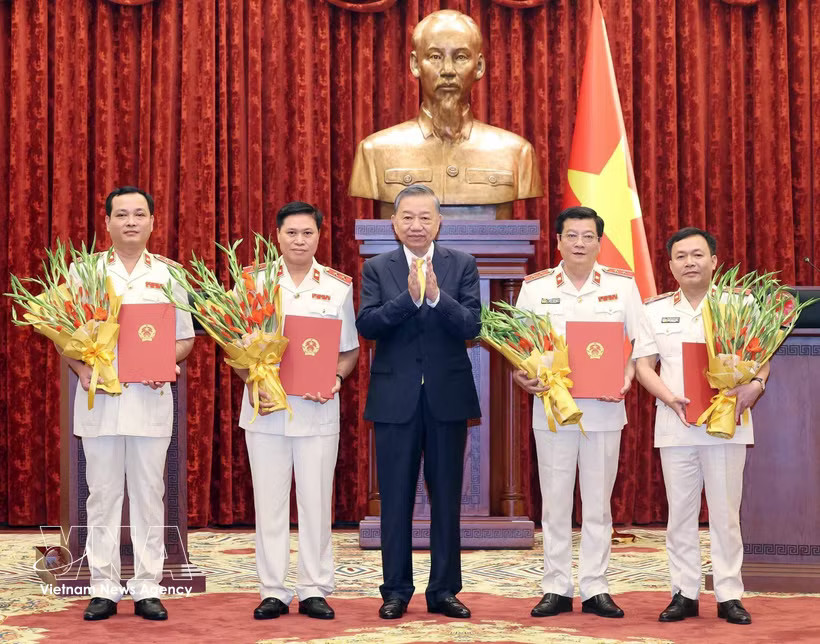 General Secretary of the Communist Party of Vietnam Central Committee and President To Lam (centre) presents appointment decisions to four officials as procurators of the Supreme People's Procuracy on August 24. (Photo: VNA)