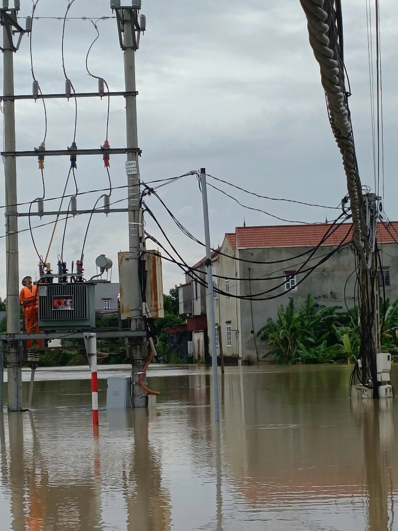 Nhân viên Điện lực Yên Thế thuộc Công ty Điện lực Bắc Ninh kiểm tra lưới điện tại khu vực ngập lụt, bảo đảm an toàn trong quá trình ứng phó và khắc phục ảnh hưởng của bão số 4