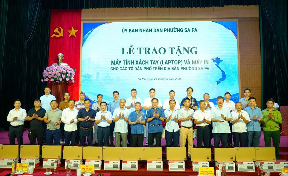 IGB Group cùng một số doanh nghiệp đồng hành đã trao tặng trang thiết bị gồm máy tính cho 15 tổ dân phố trên địa bàn phường Sa Pa.