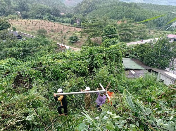Vận chuyển vật tư, thiết bị vào hiện trường để khắc phục lưới điện bị ảnh hưởng do bão số 4