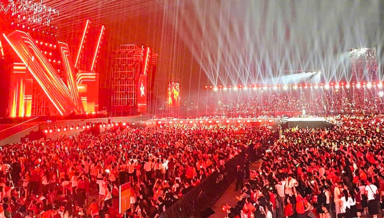 Hàng vạn trái tim hòa nhịp sắc đỏ tại concert “Tổ quốc trong tim”