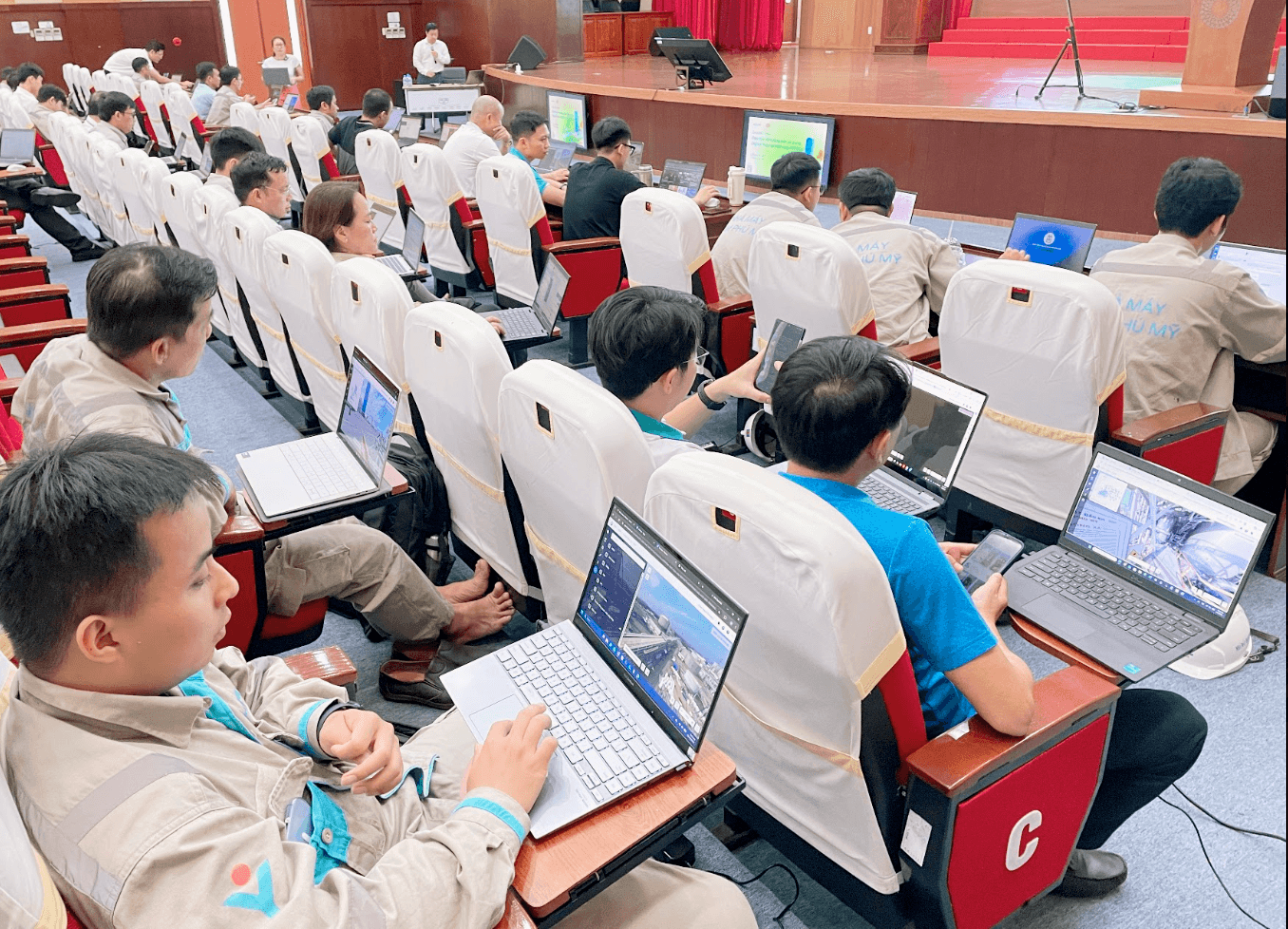 Đội ngũ PVFCCo thực hành khai thác không gian nhà máy số, tra cứu thông tin tài sản và làm quen với các chức năng của hệ thống Digital Twin