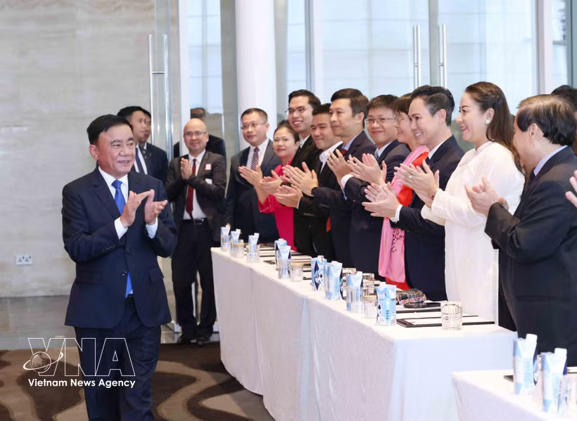 Politburo member and Standing member of the Communist Party of Vietnam Central Committee’s Secretariat Tran Cam Tu meets with the Vietnamese Embassy staff and Vietnamese community in Singapore on August 24. (Photo: VNA)