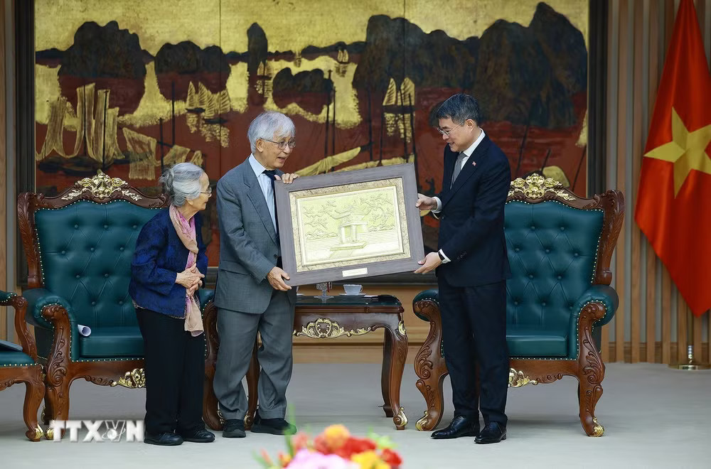 Thủ tướng Lê Minh Hưng tặng bức tranh Văn Miếu - Quốc Tử Giám cho Giáo sư Trần Thanh Vân và Giáo sư Lê Kim Ngọc