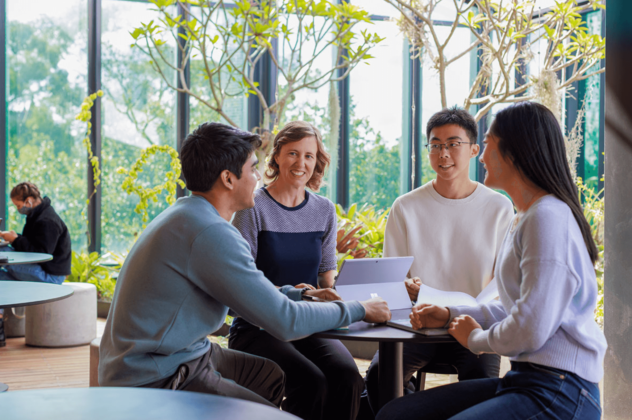 Nếu nguồn lực được tập trung quá mạnh vào một nhóm nhỏ các trường, khoảng cách giữa nhóm dẫn đầu và phần còn lại có thể gia tăng.
