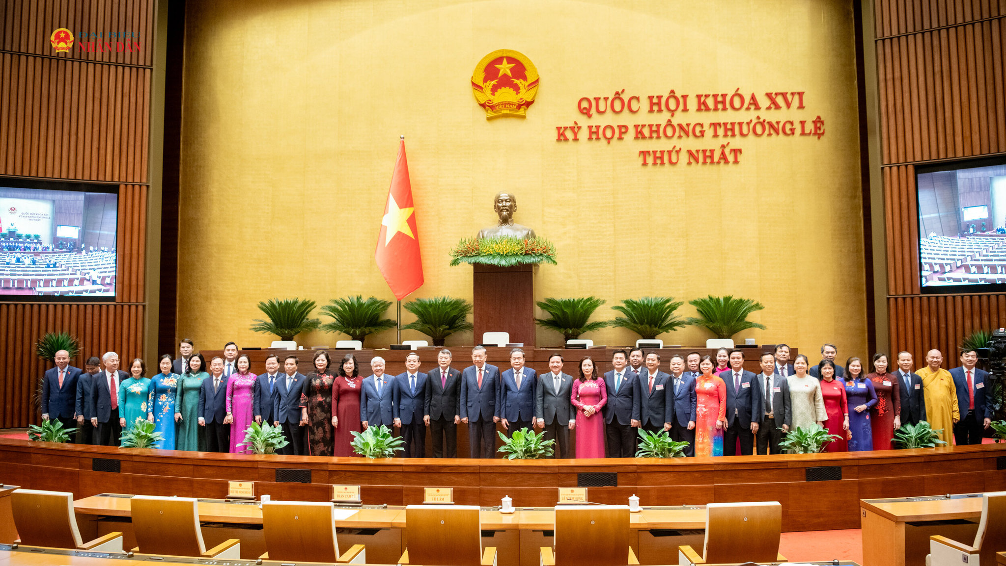 Tổng Bí thư, Chủ tịch nước Tô Lâm; Thủ tướng Chính phủ Lê Minh Hưng; Chủ tịch Quốc hội Trần Thanh Mẫn với các đại biểu quốc hội tại phiên bế mạc