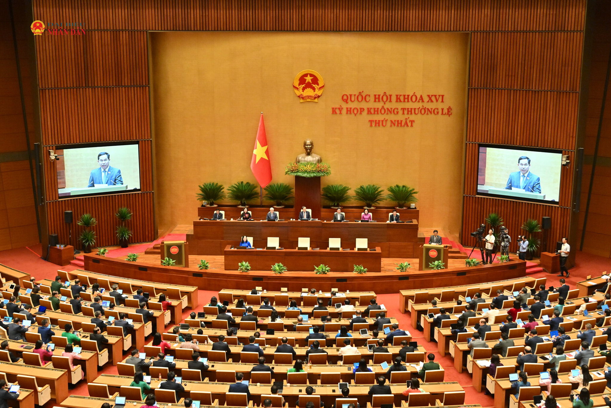 Quang cảnh phiên bế mạc Kỳ họp không thường lệ thứ Nhất