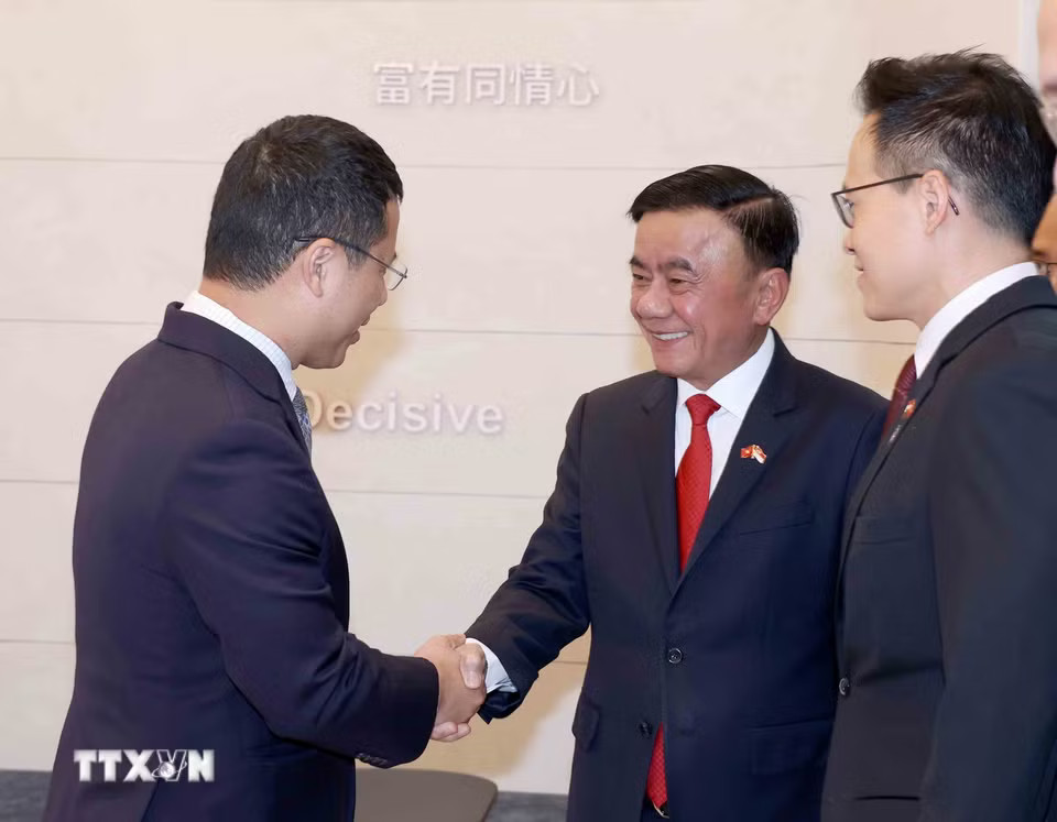 Thường trực Ban Bí thư Trần Cẩm Tú hội kiến Chủ tịch Đảng Hành động Nhân dân Singapore, Bộ trưởng Bộ Giáo dục Desmond Lee. (Ảnh: Phương Hoa/TTXVN)